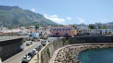 Forio, Campania, İtalya - 13 Mayıs 2022: Santa Maria del Soccorso Kilisesi 'nin önündeki meydandan genel bakış