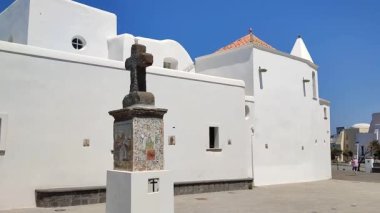 Forio, Campania, İtalya - 13 Mayıs 2022: Santa Maria del Soccorso Kilisesi 'nin kilise avlusundan Genel Bakış