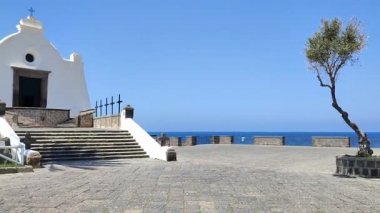 Forio, Campania, İtalya - 13 Mayıs 2022: Santa Maria del Soccorso Kilisesi 'nin önündeki meydandan genel bakış