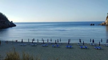 Forio, Campania, İtalya - 13 Mayıs 2022: günbatımında San Montano plajına genel bakış
