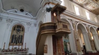 Forio, Campania, İtalya - 13 Mayıs 2022: Corso Francesco Regine 'deki Santa Maria di Loreto' nun 14. yüzyıl Bazilikası