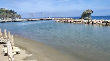 Lacco Ameno, Campania, İtalya - 13 Mayıs 2022: Romanların gezinti yaptığı uçurumun genel görünümü