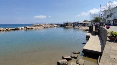 Lacco Ameno, Campania, İtalya - 13 Mayıs 2022: Romanların gezinti yaptığı uçurumun genel görünümü