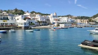 Lacco Ameno, Campania, İtalya - 13 Mayıs 2022: Turist limanındaki mantarların iskelesinden genel bakış