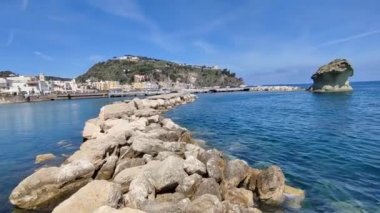 Lacco Ameno, Campania, İtalya - 13 Mayıs 2022: Dalgakıran uçurumundan köy manzarası