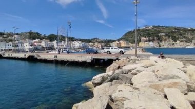 Lacco Ameno, Campania, İtalya - 13 Mayıs 2022: Mantar uçurumundan bakış