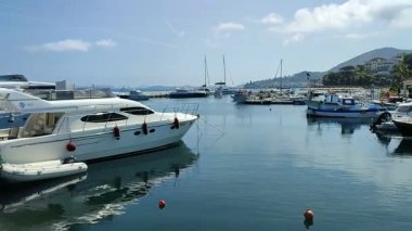 Lacco Ameno, Campania, İtalya - 13 Mayıs 2022: İskeleden marinaya genel bakış