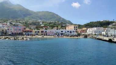 Lacco Ameno, Campania, İtalya - 13 Mayıs 2022: Mantar uçurumundan bakış