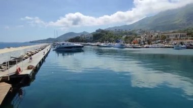 Lacco Ameno, Campania, İtalya - 13 Mayıs 2022: İskeleden marinaya genel bakış