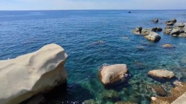 Forio, Campania, İtalya - 13 Mayıs 2022: Via Giovanni Mazzella kıyı yolundan Aşıkların Kayalıkları 'na Genel Bakış