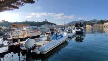 Ischia, Campania, İtalya - 15 Mayıs 2022: Sabahın erken saatlerinde limana bakış