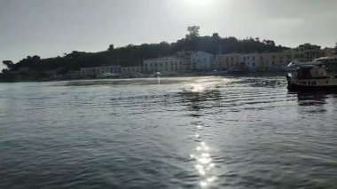 Ischia, Campania, İtalya - 15 Mayıs 2022: Sabahın erken saatlerinde limana bakış