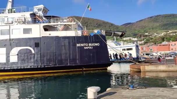 Ischia Campania Itália Maio 2022 Turistas Embarcam Ferry Medmar Início — Vídeo de Stock