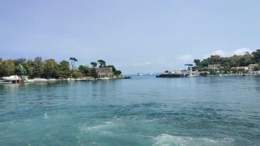 Ischia, Campania, İtalya - 12 Mayıs 2022: Limana hidrofoil terminalinden genel bakış