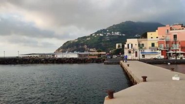 Ischia, Campania, İtalya - 13 Mayıs 2022: Aragonese Pontile 'den Aragonese Kalesi' ne sabahın erken saatlerinde bakış