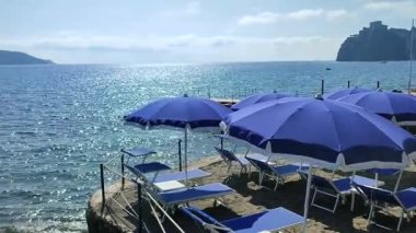 Ischia, Campania, İtalya - 14 Mayıs 2022: Punta Molino 'daki sahil kuruluşu