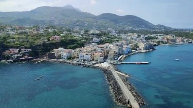 Ischia, Campania, İtalya - 12 Mayıs 2022: Aragonese Kalesi Belvedere Manastırı 'ndan Ischia Ponte