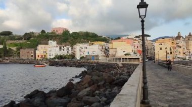 Ischia, Campania, Italia  13 maggio 2022:  Panoramica di Ischia Ponte dal Ponte Aragonese all'alba