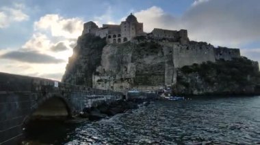 Ischia, Campania, İtalya - 13 Mayıs 2022: Sabahın erken saatlerinde Aragonese Köprüsü 'nün uçurumundan Cartaromana Körfezi' ne bakış