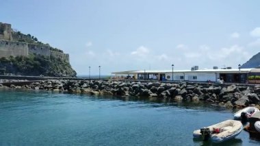 Ischia, Campania, İtalya - 12 Mayıs 2022: Aragonese Pontile 'den Ischia Ponte