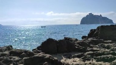 Ischia, Campania, İtalya - 14 Mayıs 2022: Spiaggia dei Pescatori uçurumundan genel bakış