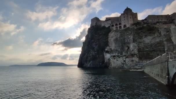 Ischia Campania Itália Maio 2022 Visão Geral Castelo Penhasco Ponte — Vídeo de Stock