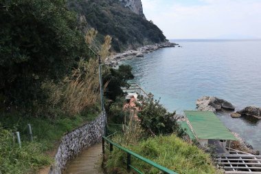 Capri, Campania, İtalya - 11 Mart 2022: Lido dei Bagni di Tiberio Via Palazzo a Mare