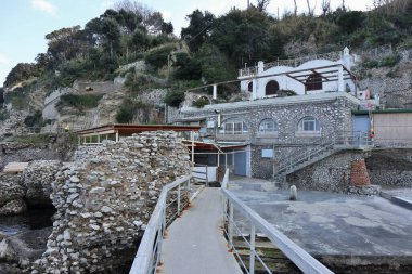 Capri, Campania, İtalya - 11 Mart 2022: Lido dei Bagni di Tiberio Via Palazzo a Mare