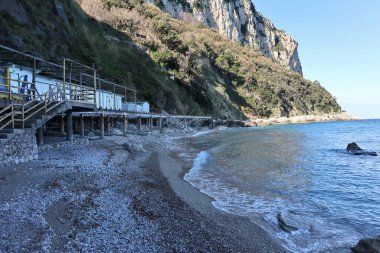 Capri, Campania, İtalya - 12 Mart 2022: Lido dei Bagni di Tiberio, Via Palazzo a Mare 'de sabahın erken saatlerinde