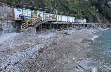 Capri, Campania, İtalya - 11 Mart 2022: Lido dei Bagni di Tiberio Via Palazzo a Mare