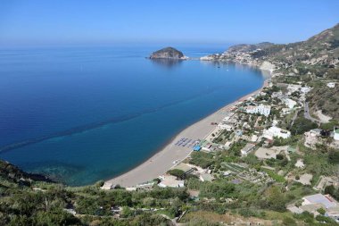 Serrara Fontana, Campania, İtalya - 15 Mayıs 2022: Maronti plajının taşra yolu panoraması