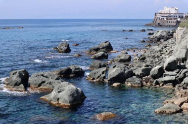 Forio, Campania, İtalya - 13 Mayıs 2022: Via Giovanni Mazzella kıyı yolundan Punta del Soccorso 'nun panoramik manzarası