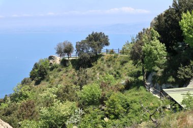 Serrara Fontana, Campania, İtalya - 15 Mayıs 2022: Epomeo Dağı 'ndaki La Grotta Restoranı' ndan sonra kurulan bakış açısı