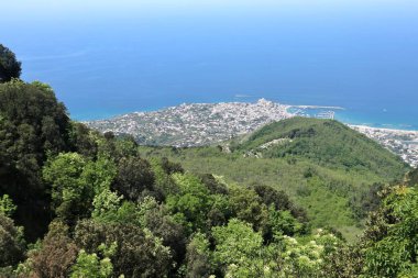 Serrara Fontana, Campania, İtalya - 15 Mayıs 2022: Epomeo Dağı 'nın tepesinden Forio Panoraması