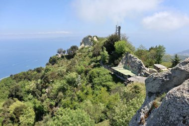 Serrara Fontana, Campania, İtalya - 15 Mayıs 2022: Epomeo Dağı 'ndaki La Grotta Restoranı' ndan sonra kurulan bakış açısı
