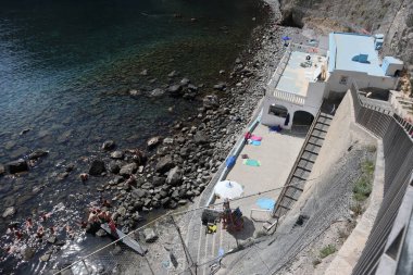Serrara Fontana, Campania, İtalya - 13 Mayıs 2022: Erişim merdivenlerinden Sorgeto Körfezi