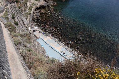 Serrara Fontana, Campania, İtalya - 13 Mayıs 2022: Erişim merdivenlerinden Sorgeto Körfezi