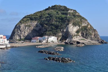 Sant 'Angelo d' Ischia, Campania, İtalya - 13 Mayıs 2022: Succhivo taşra yolundan köyün görüntüsü