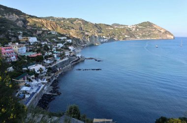 Sant 'Angelo d' Ischia, Campania, İtalya - 13 Mayıs 2022: Baia dei Maronti Sant 'Angelo köyünden