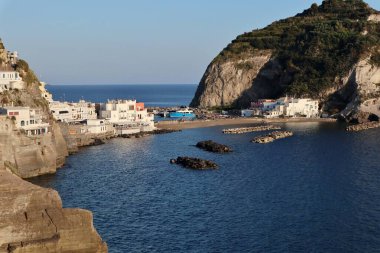 Sant 'Angelo d' Ischia, Campania, İtalya - 13 Mayıs 2022: Günbatımında Succhivo taşra yolundan köyün görüntüsü