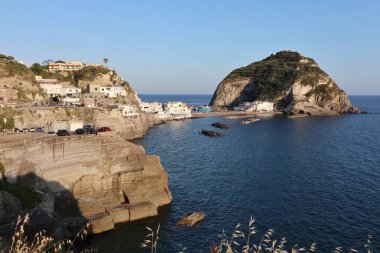 Sant 'Angelo d' Ischia, Campania, İtalya - 13 Mayıs 2022: Günbatımında Succhivo taşra yolundan köyün görüntüsü