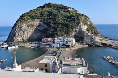 Sant 'Angelo d' Ischia, Campania, İtalya - 13 Mayıs 2022: Sant 'Angelo üzerinden köyün görüntüsü