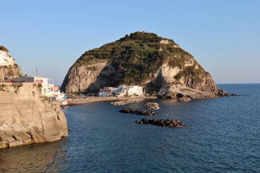 Sant 'Angelo d' Ischia, Campania, İtalya - 13 Mayıs 2022: Günbatımında Succhivo taşra yolundan köyün görüntüsü