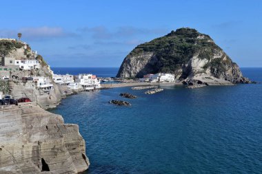 Sant 'Angelo d' Ischia, Campania, İtalya - 13 Mayıs 2022: Succhivo taşra yolundan köyün görüntüsü