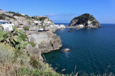 Sant 'Angelo d' Ischia, Campania, İtalya - 13 Mayıs 2022: Succhivo taşra yolundan köyün görüntüsü