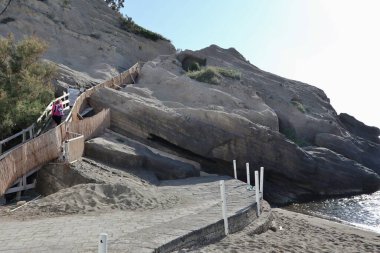 Sant 'Angelo d' Ischia, Campania, İtalya - 13 Mayıs 2022 Punta Sant 'Angelo' ya giden tahta giriş rampası