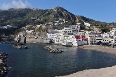 Sant 'Angelo d' Ischia, Campania, İtalya - 13 Mayıs 2022: Nazario Sauro üzerinden Sant 'Angelo plajı