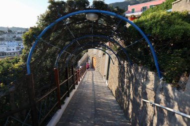 Sant 'Angelo d' Ischia, Campania, İtalya - 13 Mayıs 2022: Sant 'Angelo üzerinden inen köy sokağı