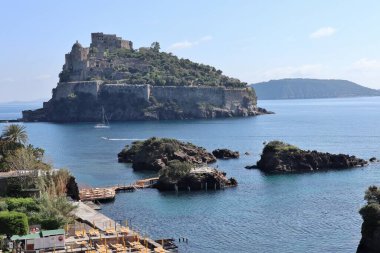 Ischia, Campania, İtalya - 15 Mayıs 2022: Cartaromana bakış açısından Aragonese Kalesi