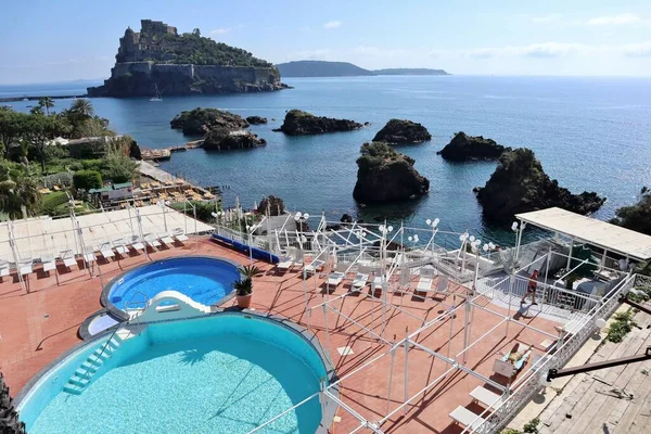Ischia, Campania, İtalya - 15 Mayıs 2022: Cartaromana belvedere terasından Panorama